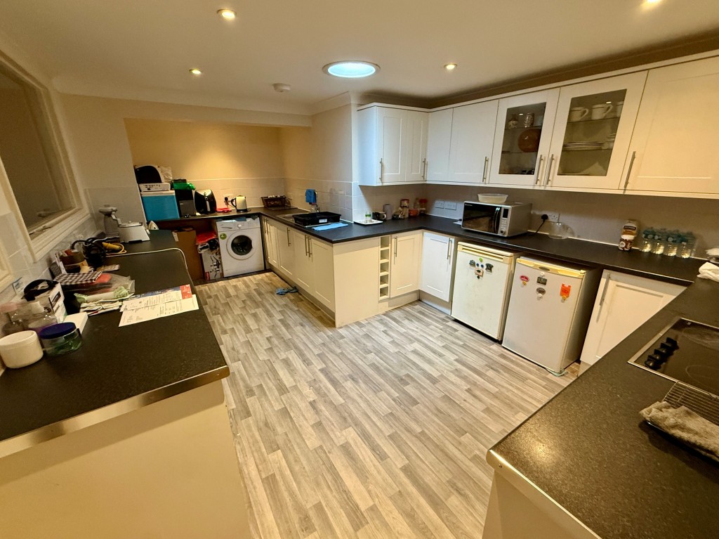 Lot: 74 - MIXED USE INVESTMENT IN TOWN CENTRE - FIVE FLATS AND COMMERCIAL UNIT - 44A East Street - Kitchen